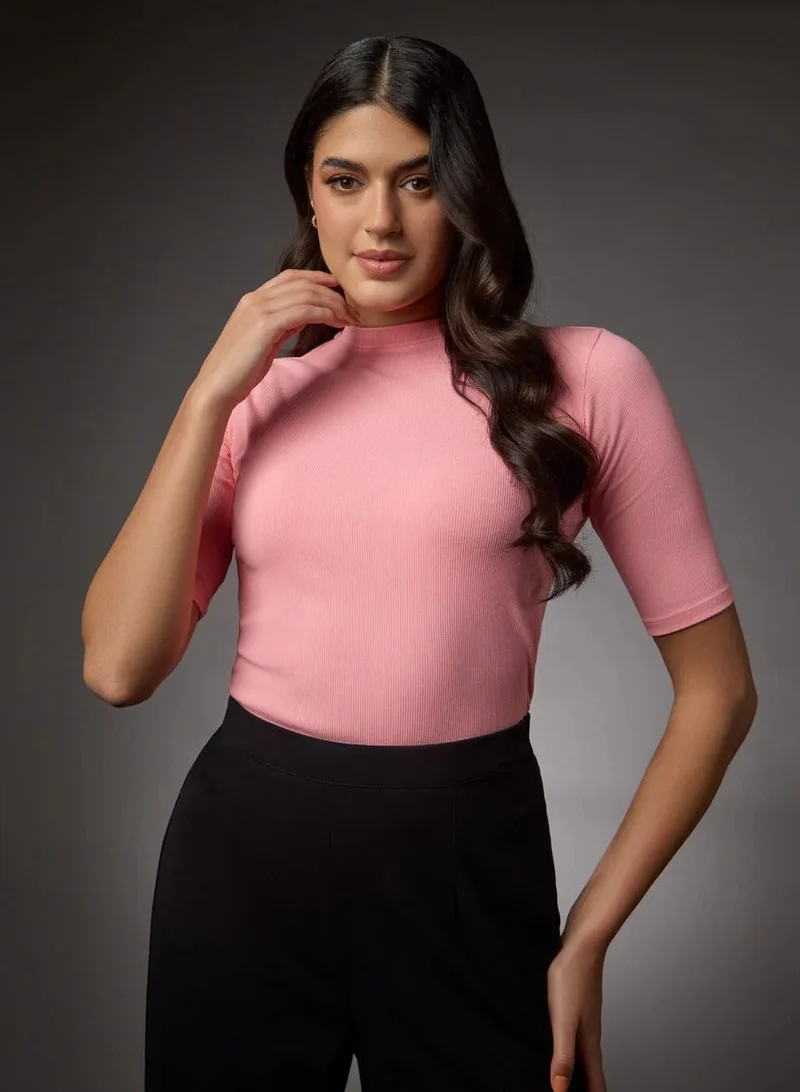 زجزاج بلوزة مضلعة بأكمام قصيرة ورقبة عالية باللون الوردي الخوخي